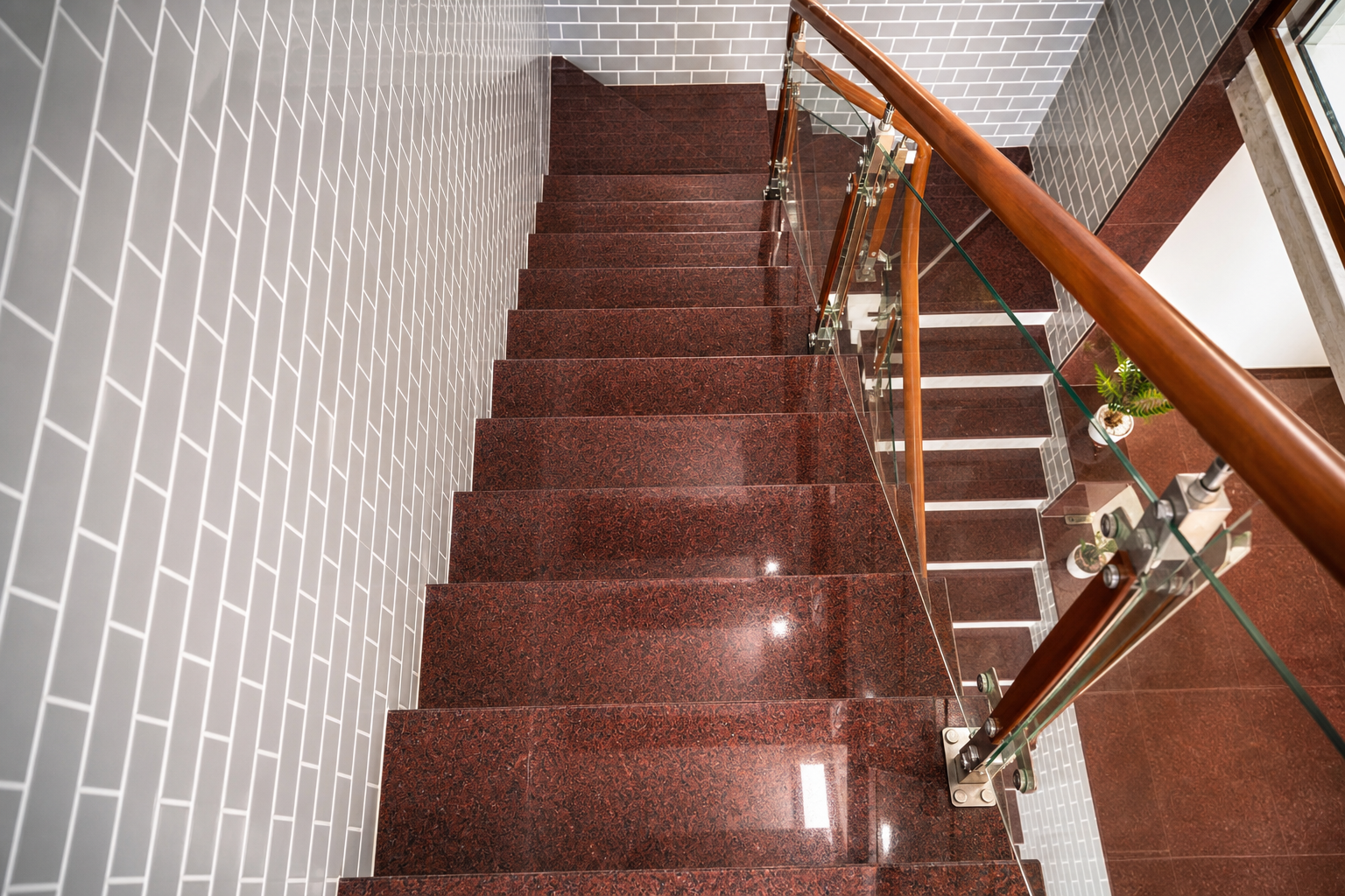 Mẫu Granite Đỏ Ruby ốp cầu thang sang trọng cho nhà phố và biệt thự