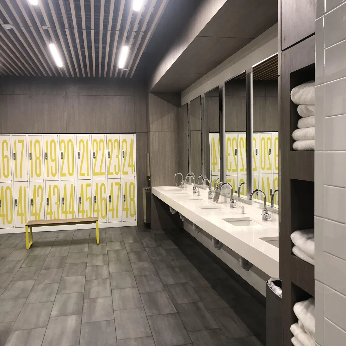 Setup phòng thay đồ hợp lý, sạch sẽ tối giản