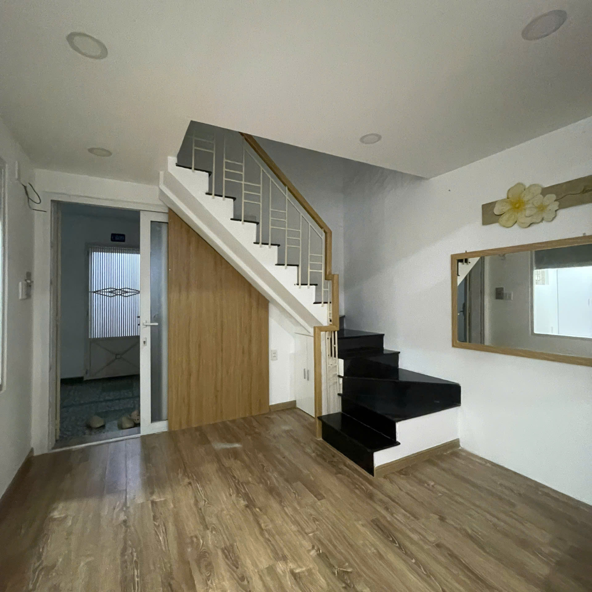 Hiện trạng phòng khách và cầu thang cải tạo chung cư cũ Nhiêu Tứ Phú Nhuận trước khi thi công nội thất