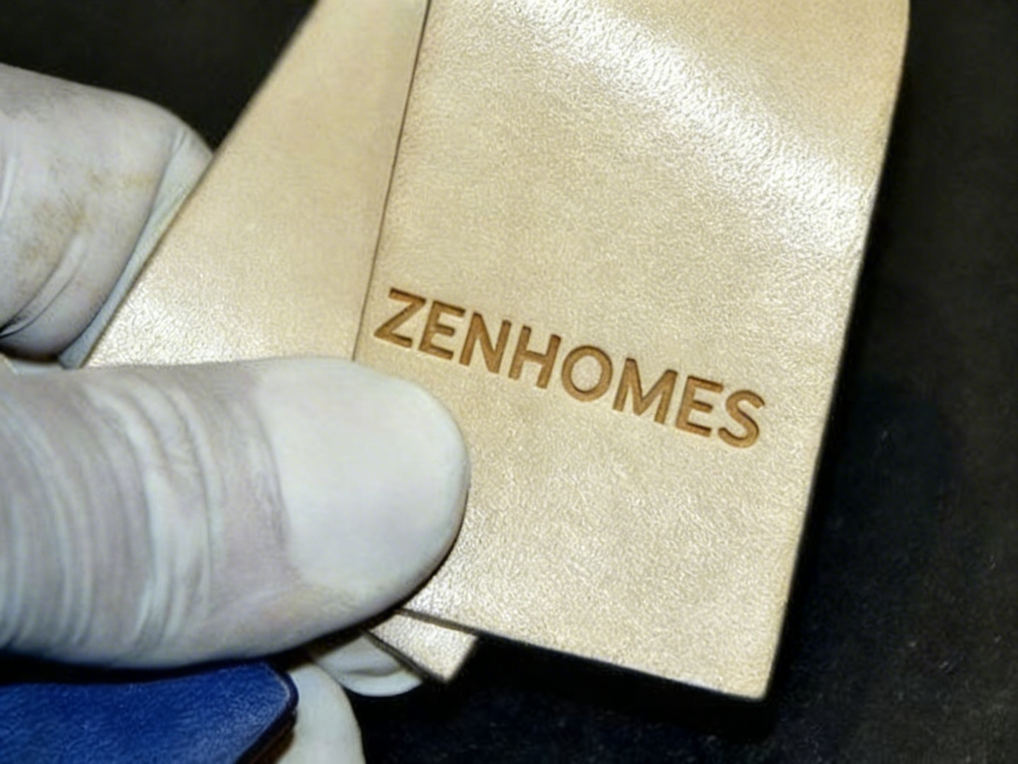 Mẫu da bò thật màu kem dùng sản xuất sofa cao cấp tại Zenhomes