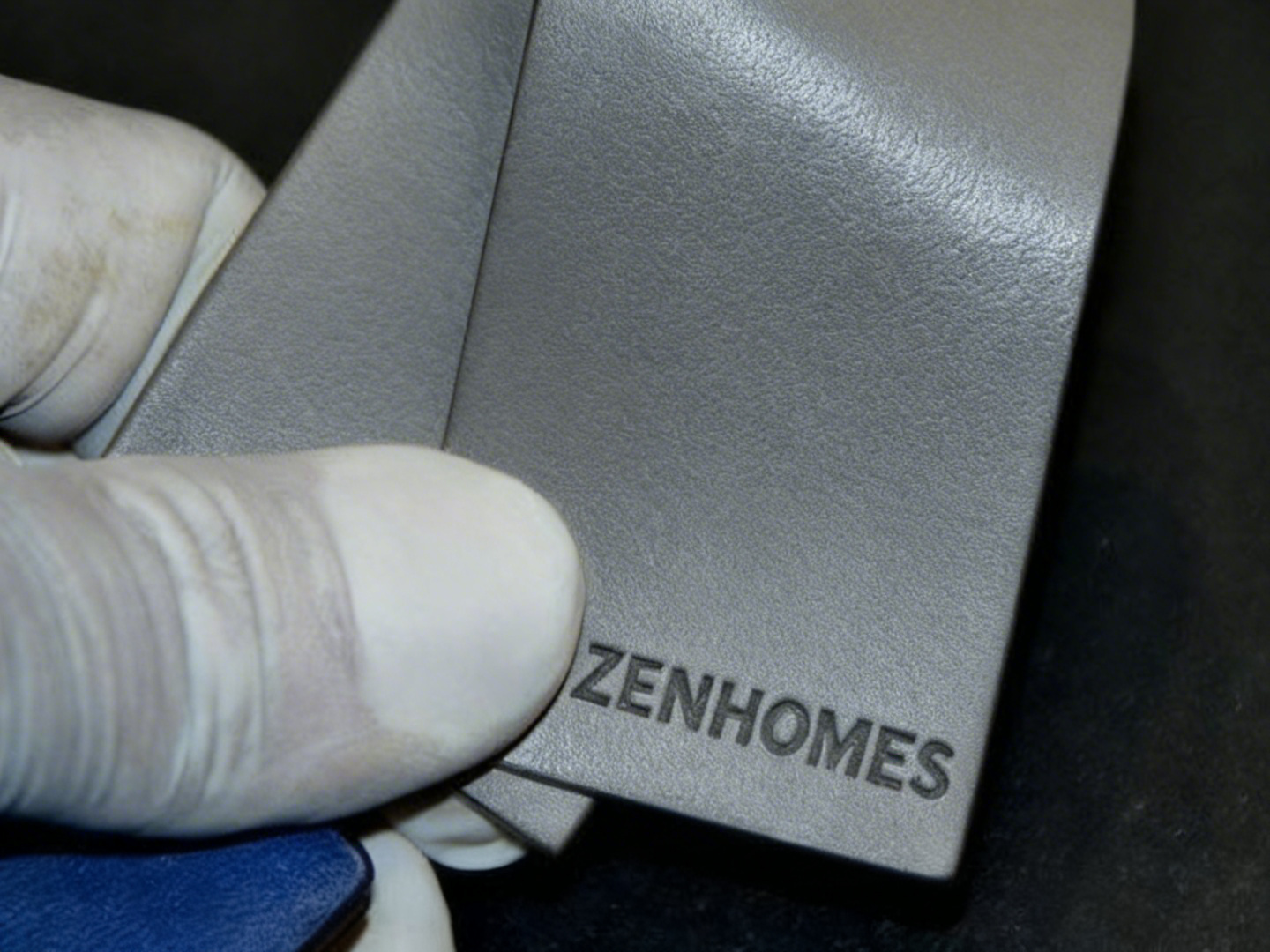 Mẫu da bò thật màu xám dùng cho sofa thiết kế theo yêu cầu tại Zenhomes