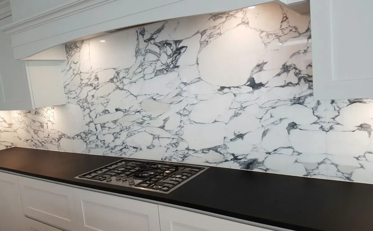 gạch ốp bếp giả đá