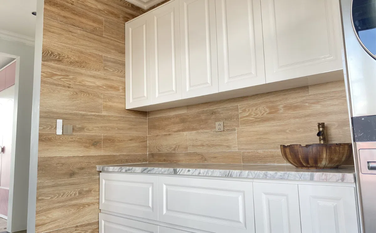 gạch giả gỗ ốp bếp