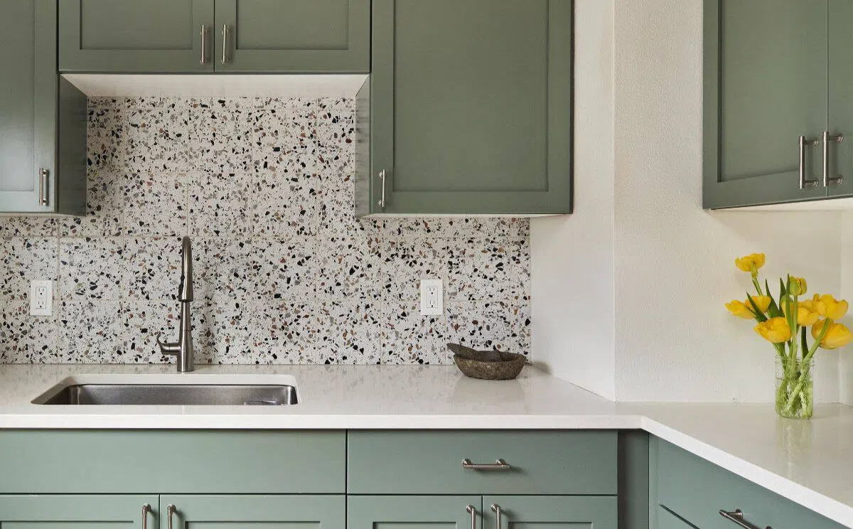 gạch ốp bếp giả đá