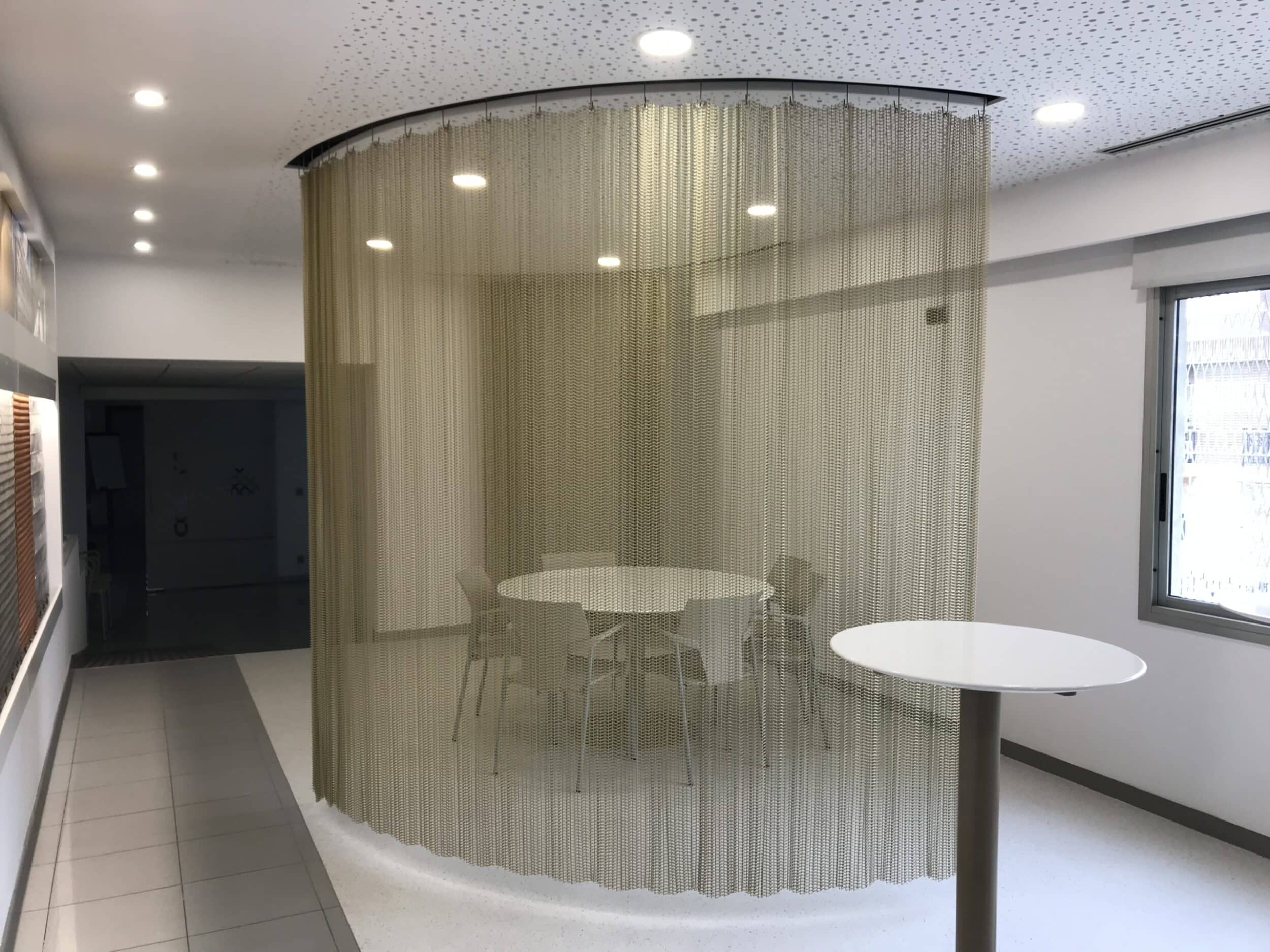 Gia công rèm lưới inox trang trí màu vàng đồng uốn cong cho không gian phòng họp hiện đại