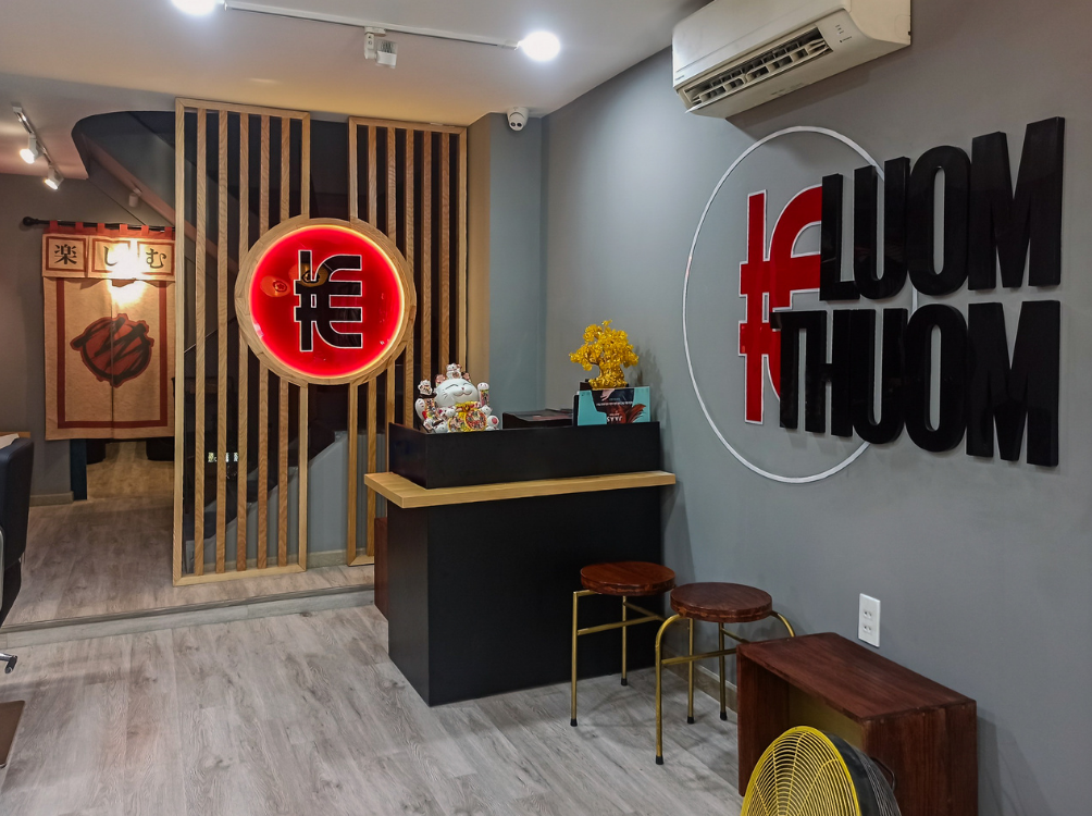 nội thất khu vực lễ tân hair studio luomthuom