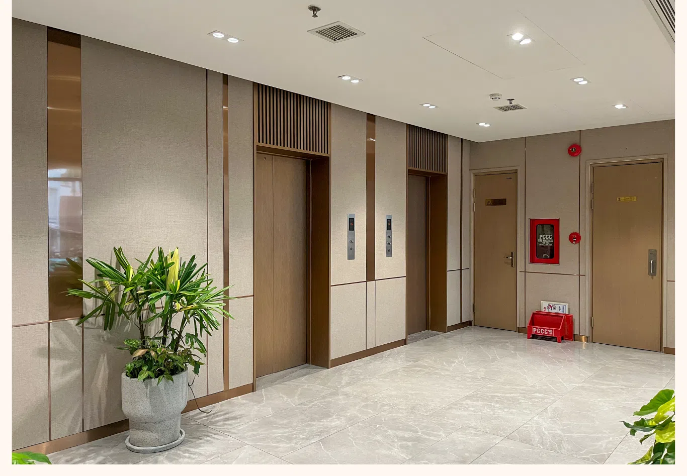 nôi thất khu vực thang máy văn phòng address