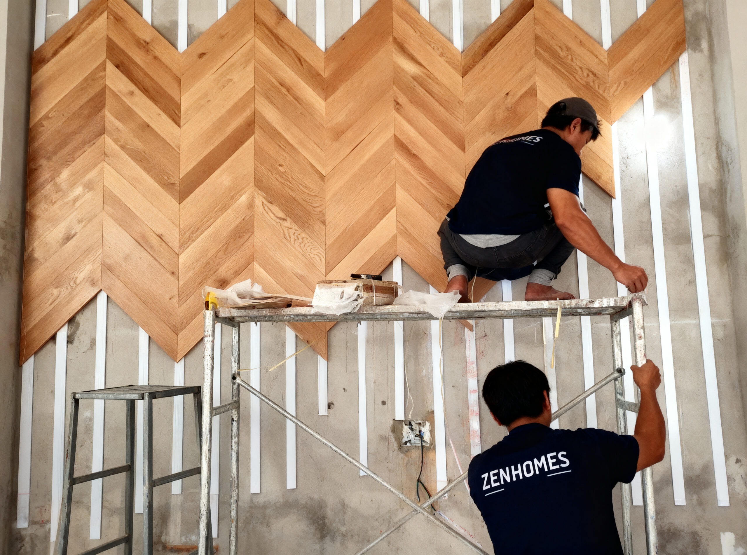 Thi công ốp tường gỗ dạng xương cá tạo điểm nhấn sang trọng cho không gian nội thất