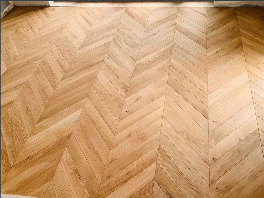 Sàn gỗ công nghiệp lát kiểu xương cá Chevron màu vàng sồi tự nhiên cho phòng khách hiện đại