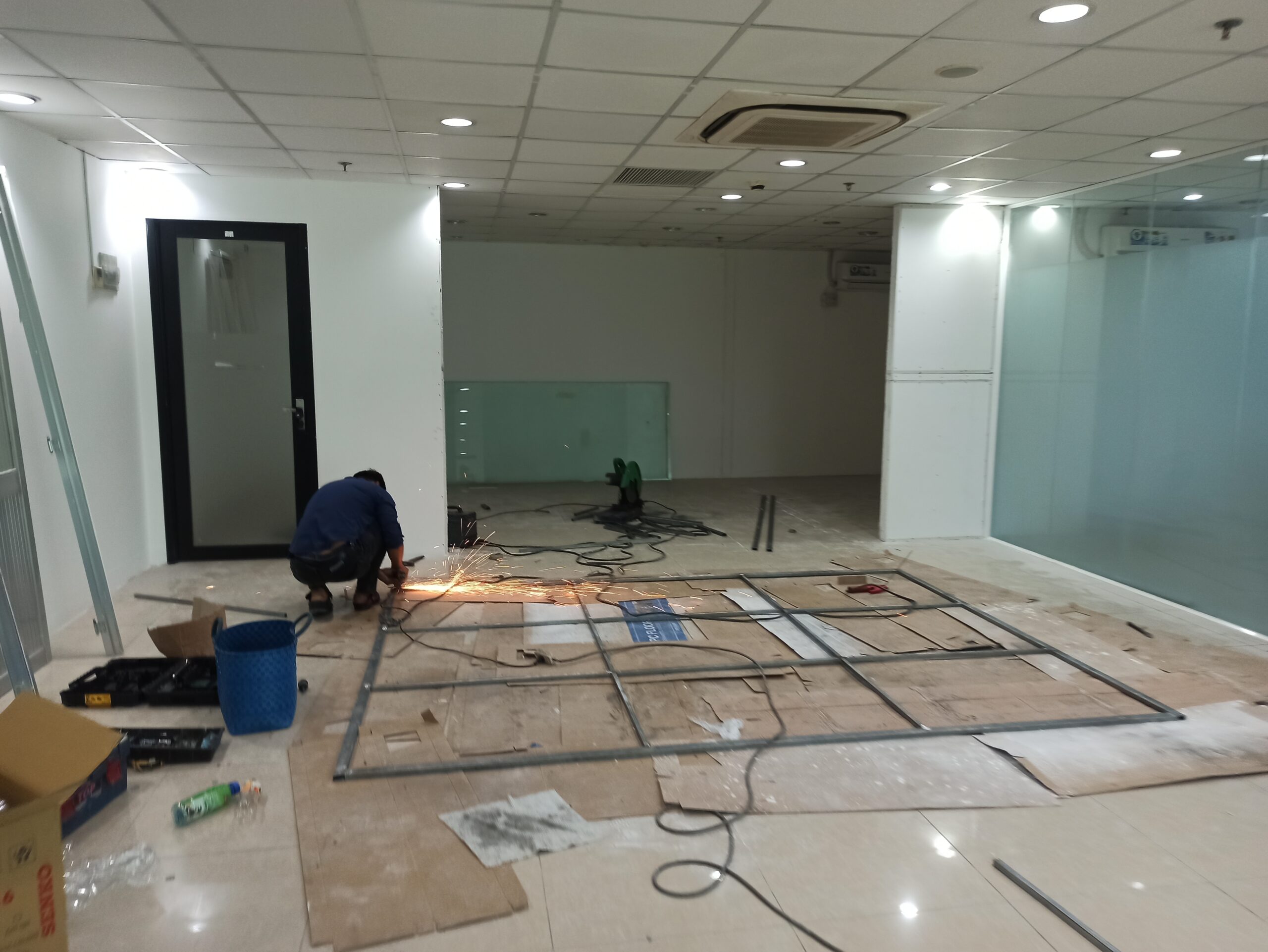 thi công nội thất văn phòng trong điều kiện cải tạo hạn chế thực tế