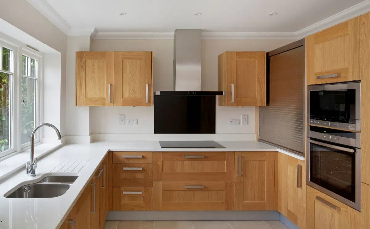 tủ bếp gồi sồi phong cách tối giản