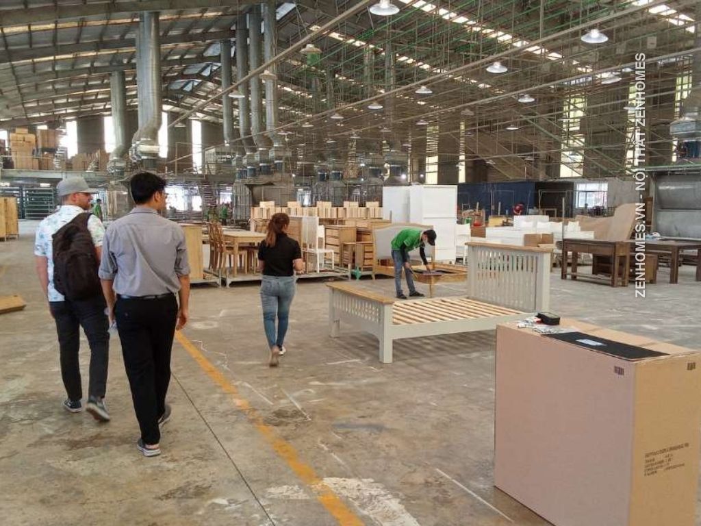 Khách hàng tham quan xưởng gỗ uy tín và quan sát quy trình sản xuất
